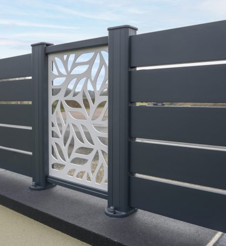 kostum_cloture_decor_amand_entre_2_elements_bicolore_7016_9016_blanc_gros_anthracite (3)